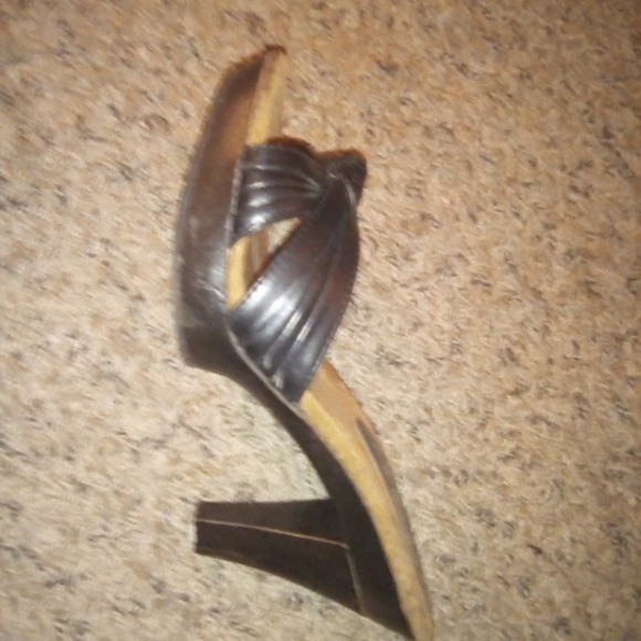 Womans size 9 - Picture 2 of 3